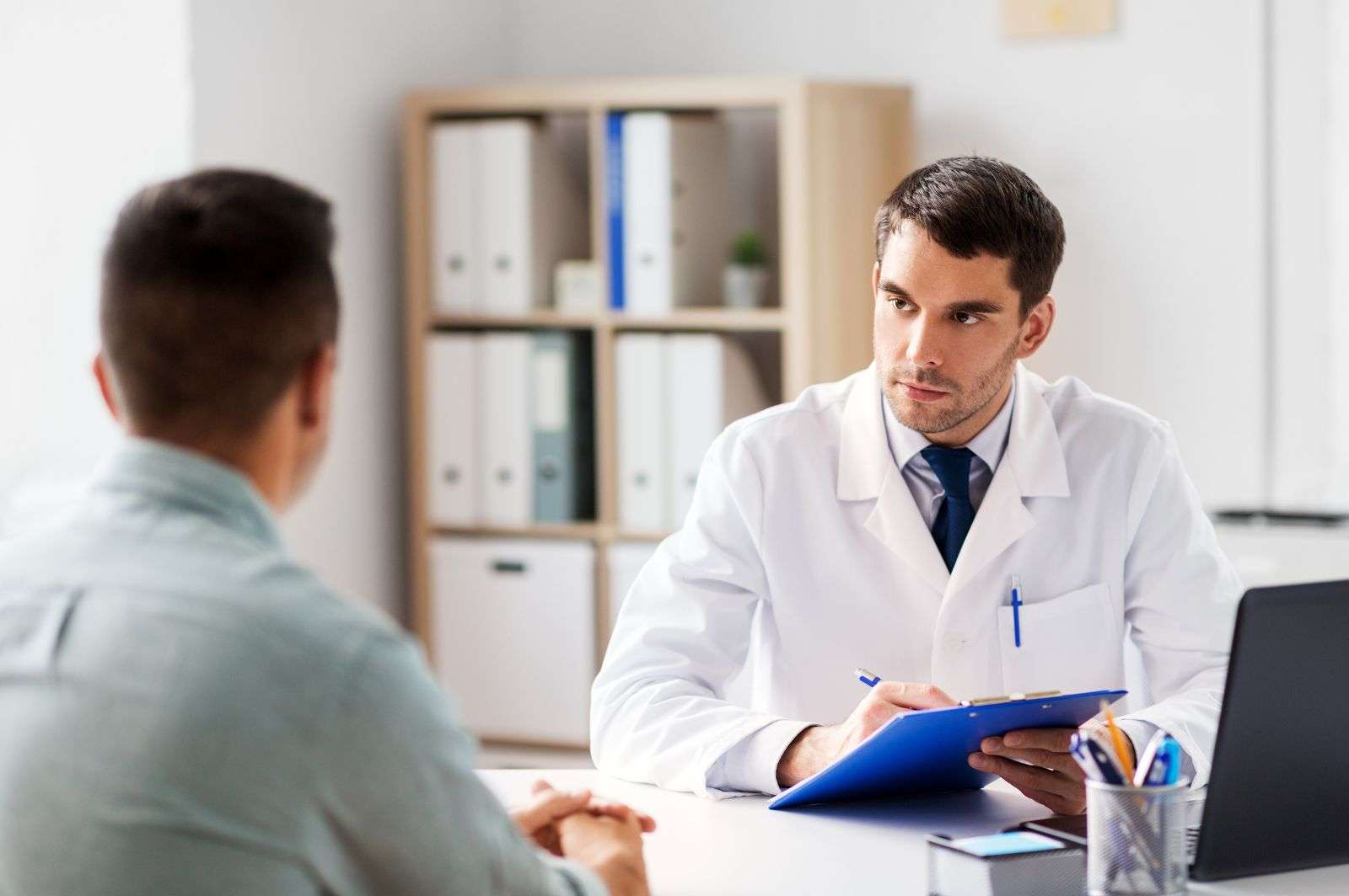 Client talking to a professional during alcohol detox in Utah.