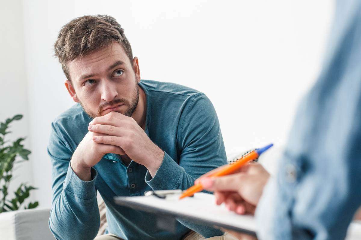 A professional evaluating a client with dual diagnosis at an addiction treatment center in Utah.